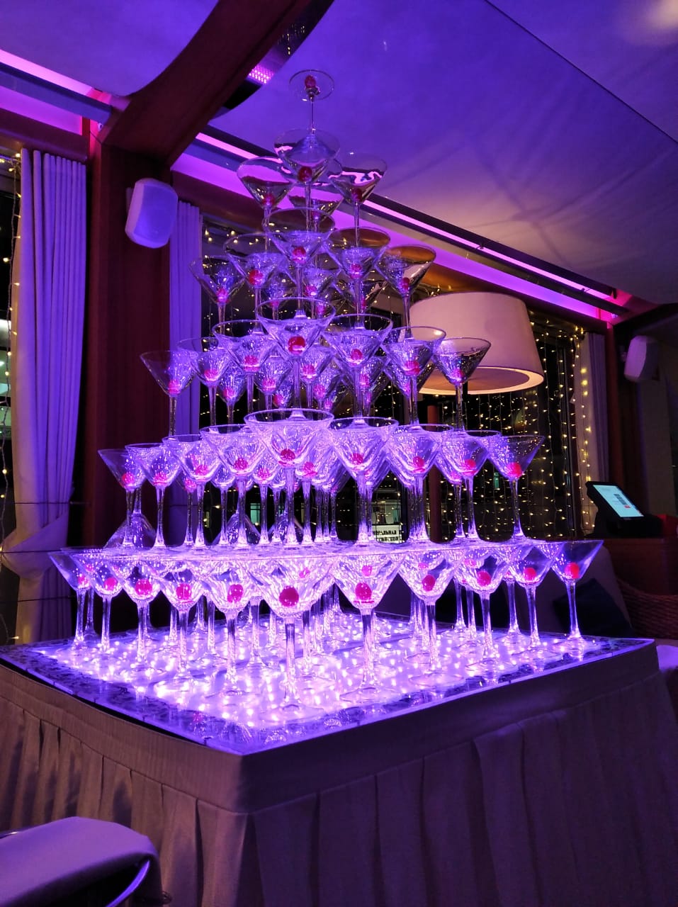 Пирамида из бокалов